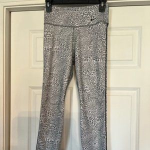 NIKE Performance Gray Leopard Print Athletic Leggings 7/8 Length Size Small